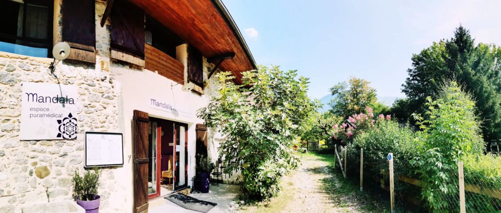 Façade vieux corps de ferme rénové Espace MaNDALA Aix-les-Bains - 51 route de Pugny