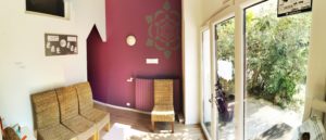 Espace d'accueil et salle d'attente chaleureuse Espace MaNDALA Aix-les-Bains Titre : Salle d'attente MaNDALA